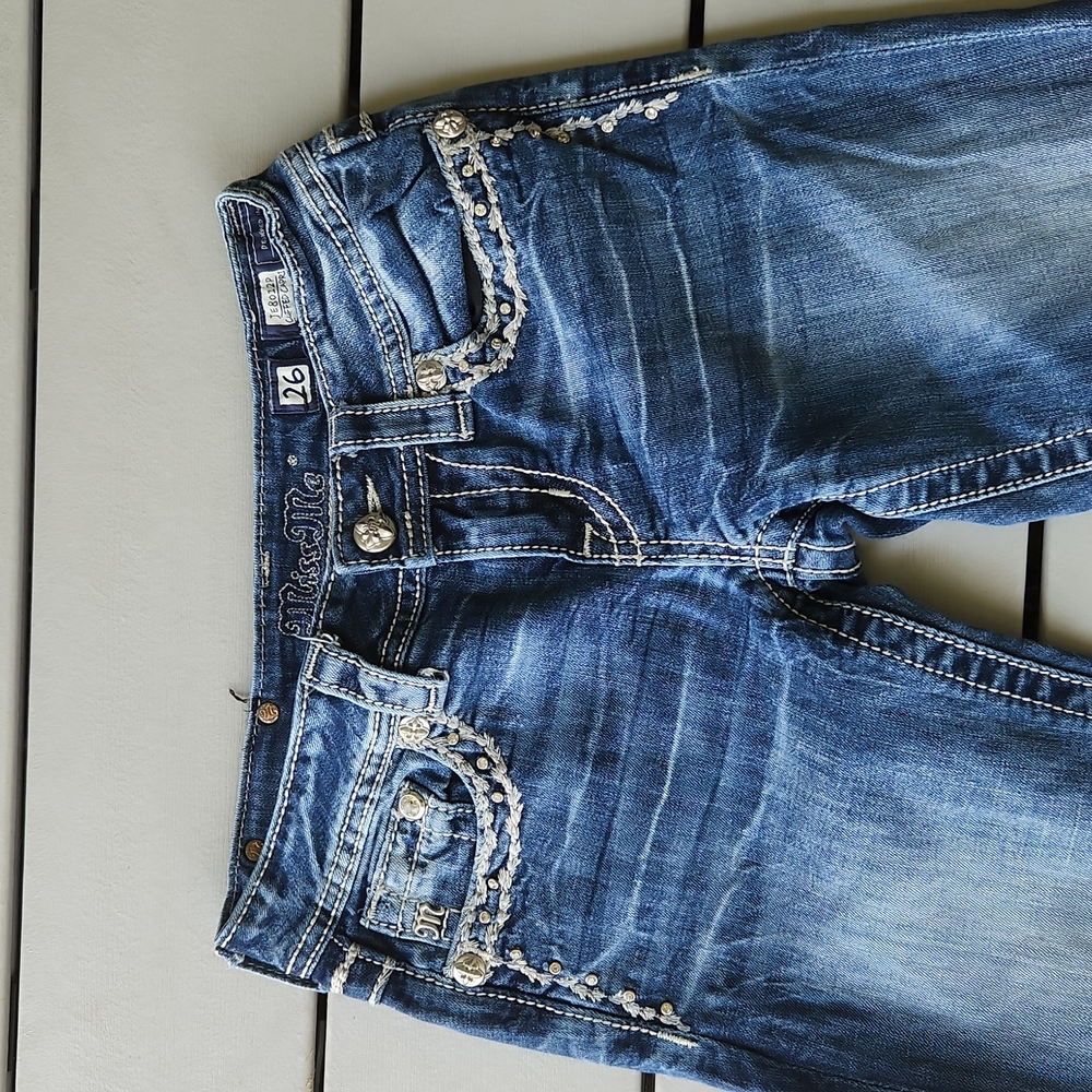 Miss Me Cuffed Capri Medium Wash - Picture 3 of 11